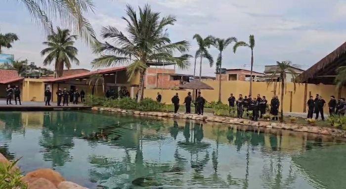 Imóvel era usado para guardar dinheiro e armamento Imóvel era usado para guardar dinheiro e armamento