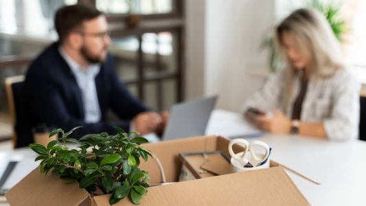 Pela lei, lay-off e demissão em massa são duas coisas diferentes