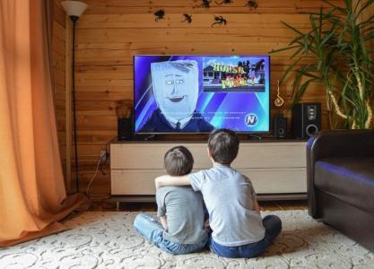 Percentual de pessoas que acessam à Internet pela TV subiu de 11,3%, em 2016, para 53,5%, em 2024