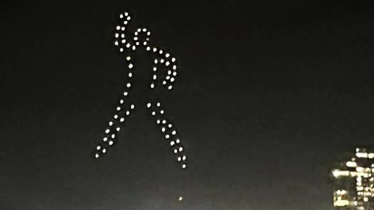 Pelé é homenageado no céu de Santos