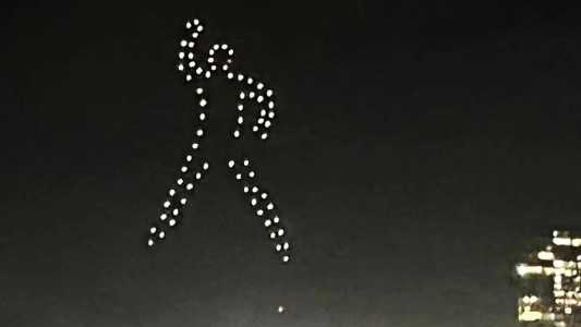 Pelé é homenageado no céu de Santos