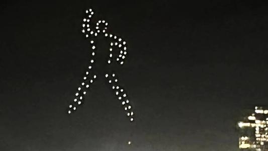 Pelé é homenageado no céu de Santos