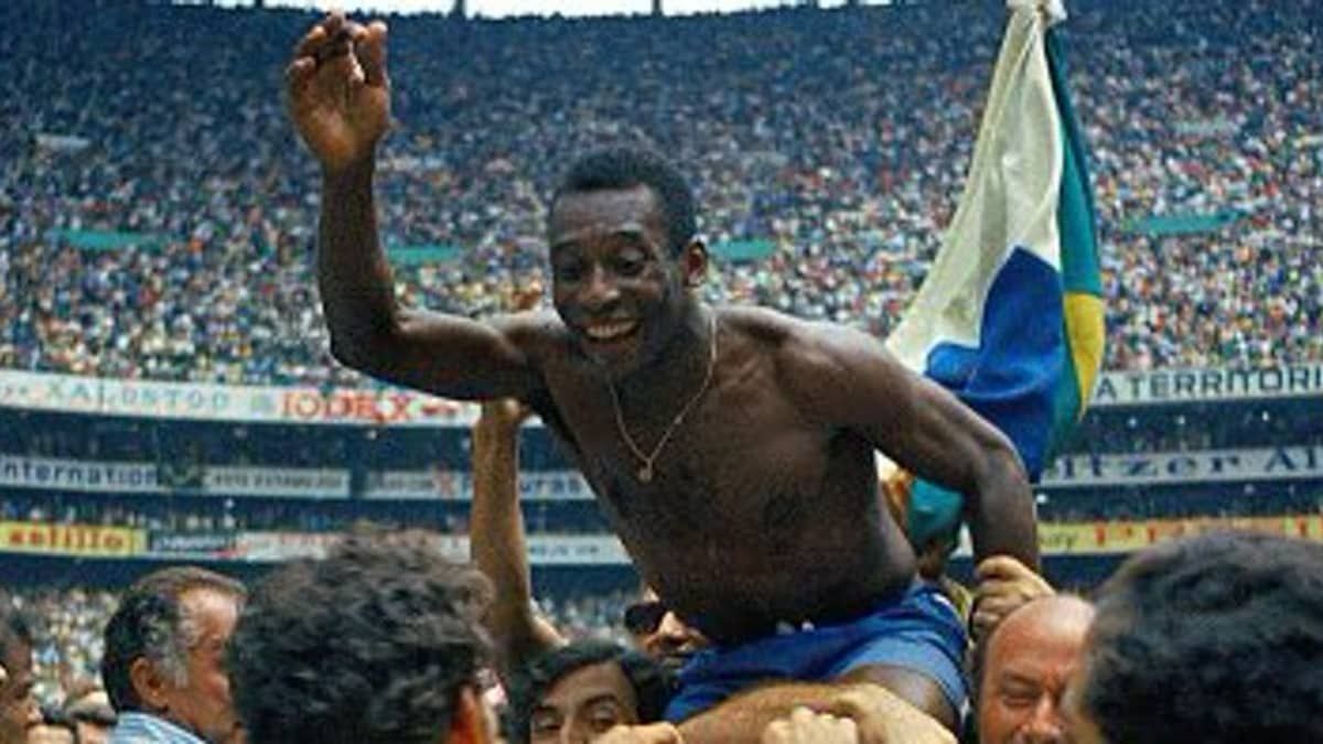 Dois em cada três brasileiros consideram Pelé o melhor jogador da história 