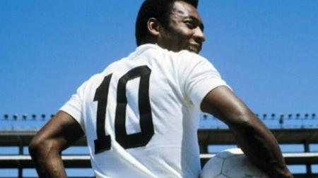 Pelé marcou época no futebol com a camisa 10 do Santos e da Seleção Brasileira