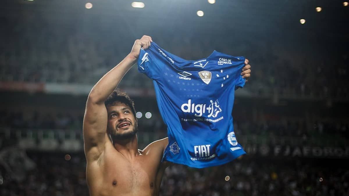 Cruzeiro parabeniza zagueiro Léo, que construiu história marcante no clube