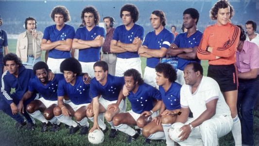 Pelo Cruzeiro, Palhinha (com a bola) foi campeão e artilheiro da Libertadores de 1976