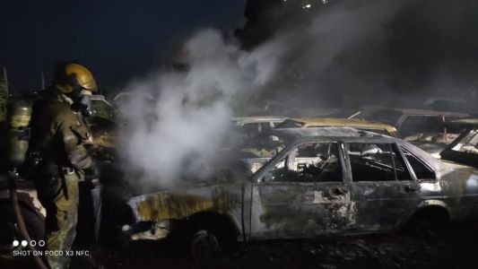 Pelo menos 50 carros foram destruídos