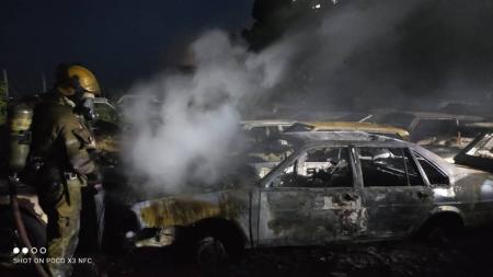 Pelo menos 50 carros foram destruídos