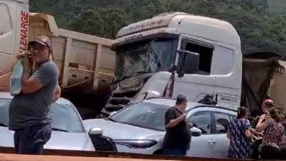 Veja imagens do grave acidente que deixou cinco mortos na BR-381