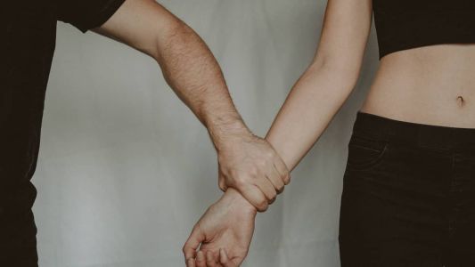 Pelo menos três adolescentes relatam ter sido estupradas pelo homem