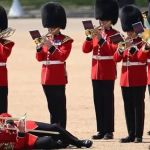 Calor intenso leva guardas reais a desmaiarem durante treino em Londres 
