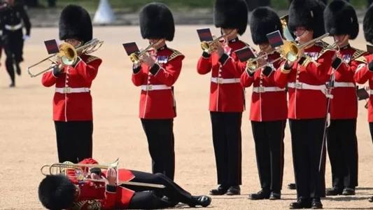 Pelo menos três guardas reais não aguentaram o calor em Londres e desmaiaram durante treinamento para o aniversário do rei Charles III