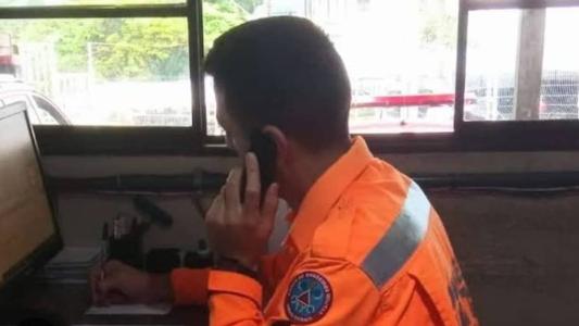 Pelo telefone, bombeiro passa orientações à filha da idosa