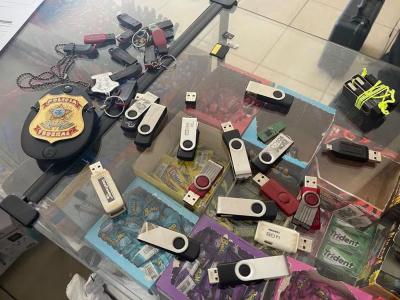 Foto mostra pen drives encontrados com o suspeito