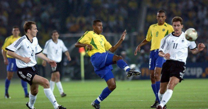 Kleberson em ação pela Seleção Brasileira na final da Copa do Mundo de 2002, contra a Alemanha