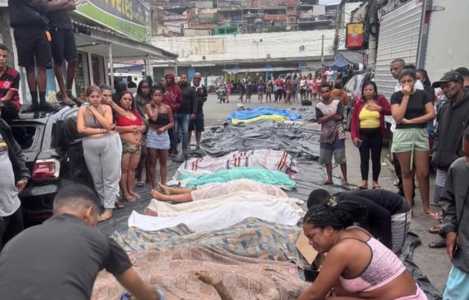 Corpos são levados para praça na Penha