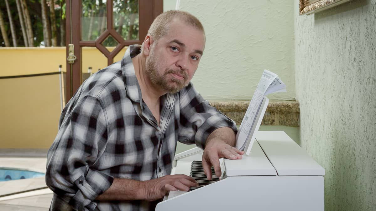 Aos 70 anos, compositor Peninha acumula sucessos românticos 