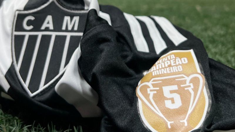 Atlético usa patch de pentacampeão mineiro em clássico contra o Cruzeiro