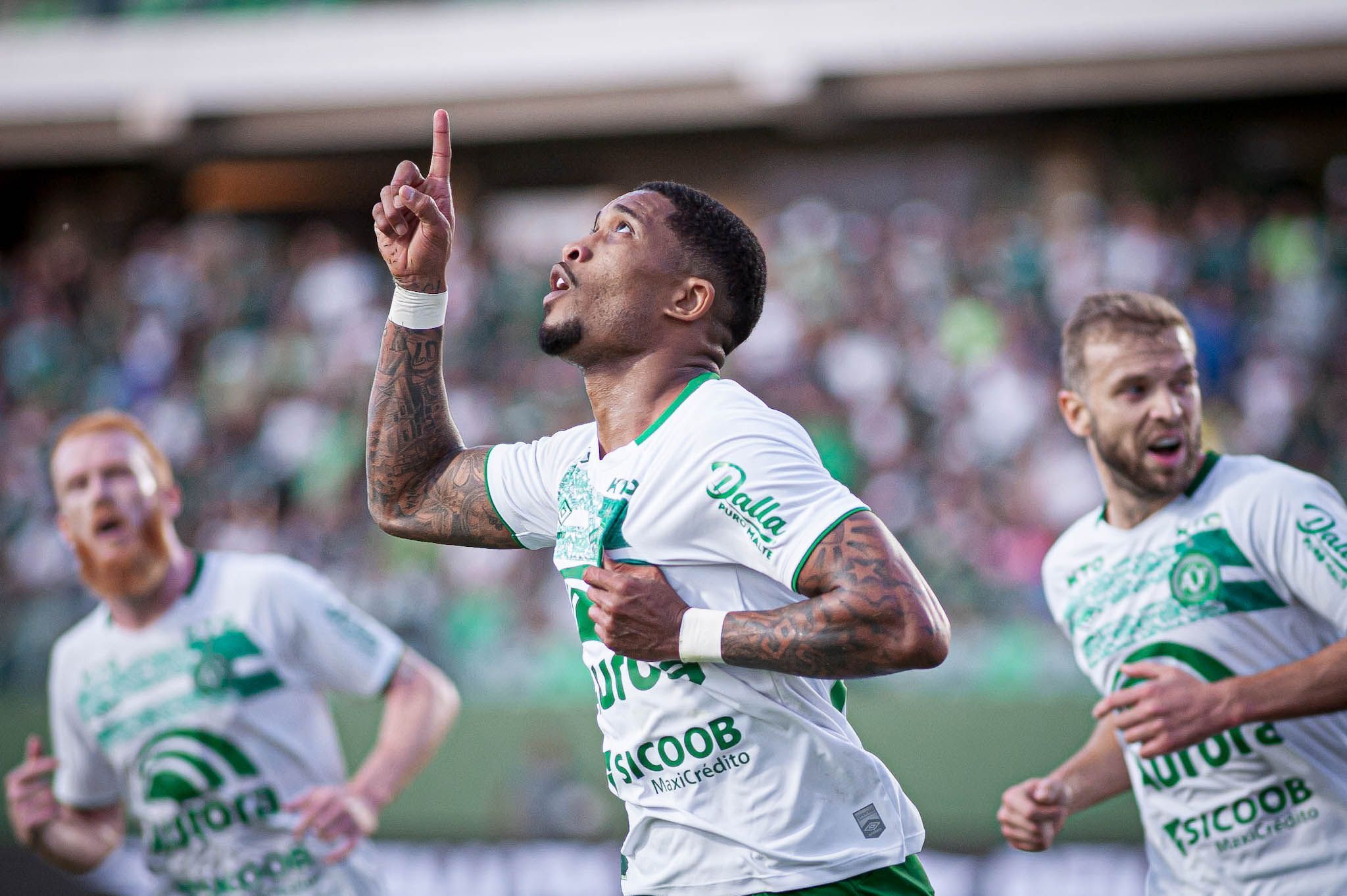 Chape surpreende, vence Goiás fora de casa e sobe na tabela da Série B