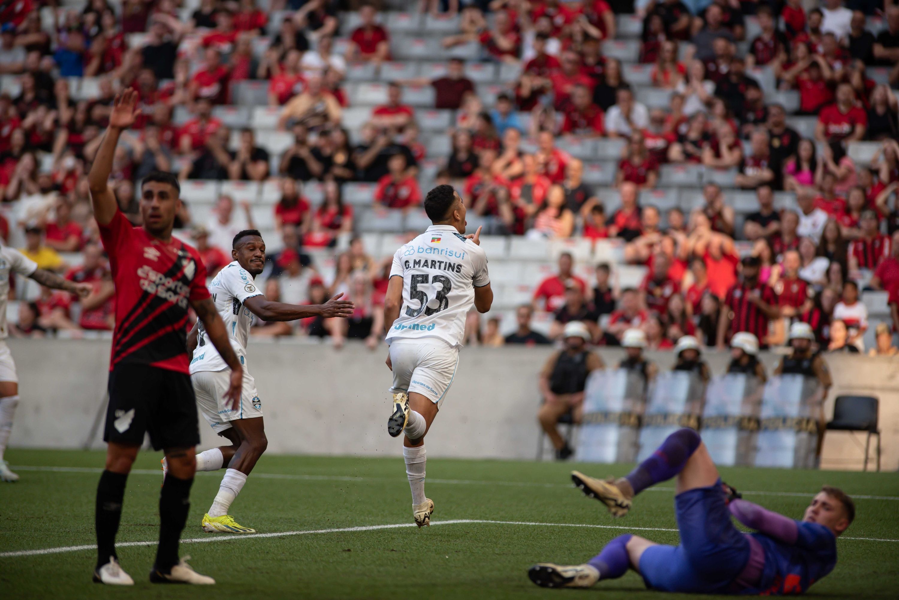 Com reservas, Grêmio faz gol bizarro, vence o Athletico-PR e respira no Brasileiro