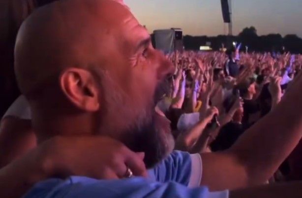 Guardiola rouba cena no retorno do Oasis a Manchester, mas ouve vaias durante show