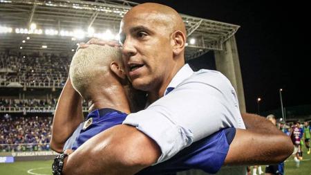 Pepa abraça Wesley após vitória do Cruzeiro sobre o Santos, no Independência