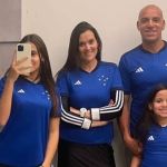 Família azul: Pepa posta foto com esposa e filhas com camisa do Cruzeiro em Belo Horizonte