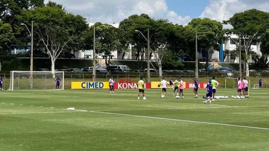 Pepa comanda treino de finalizações na Toca da Raposa