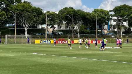 Pepa comanda treino de finalizações na Toca da Raposa