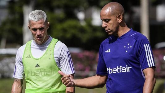 Pepa conversa com Mateus Vital em treino do Cruzeiro na Toca II, em BH