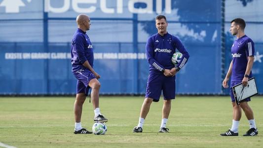 Pepa conversa com membros da comissão técnica na Toca da Raposa II, em BH