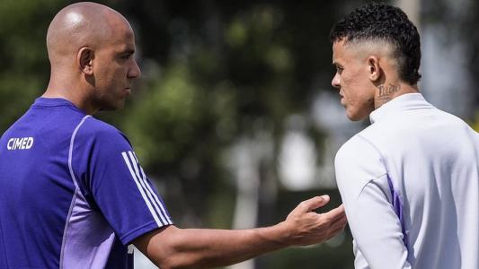 Pepa conversa com Wallisson antes de clássico contra o Atlético