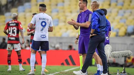 Pepa dá orientação a Bruno Rodrigues em Flamengo x Cruzeiro, no Maracanã