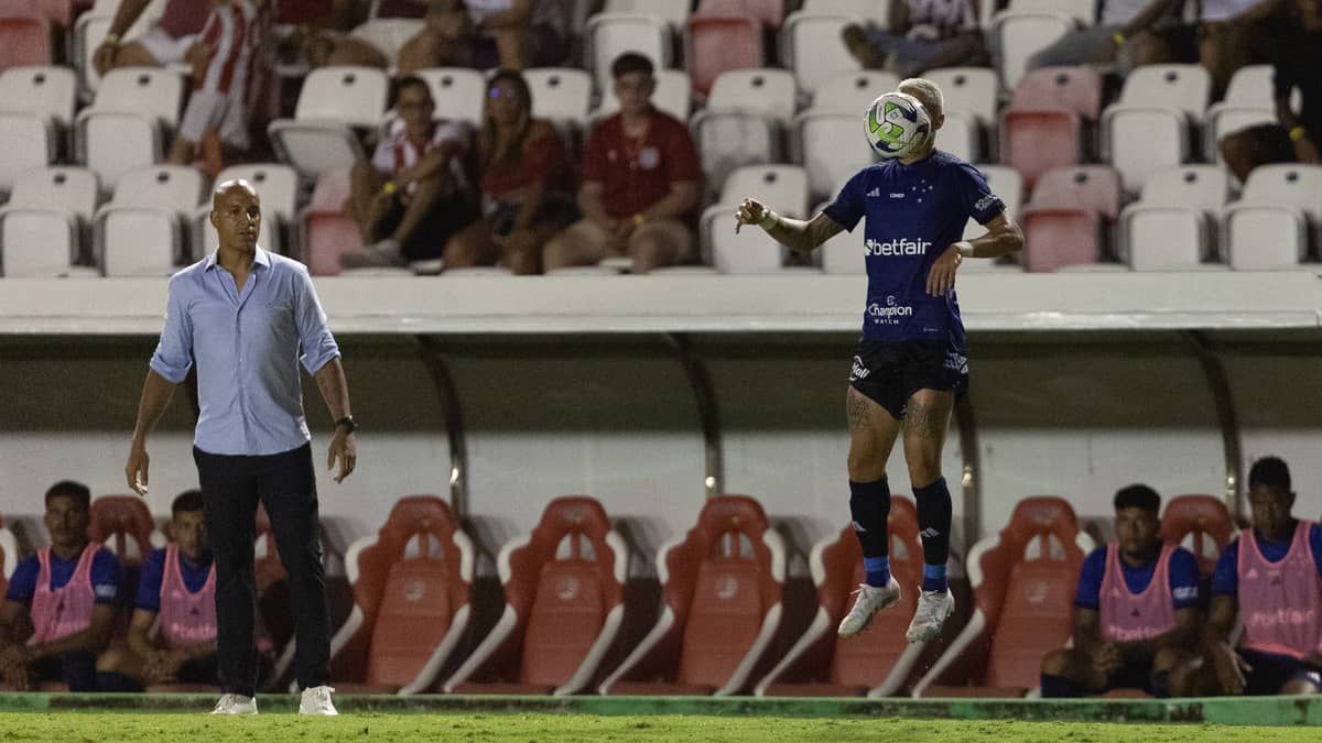 Pepa lamenta chances perdidas, mas crê em virada do Cruzeiro contra o Náutico