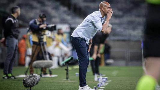 Pepa grita jogadores do Cruzeiro em duelo contra o Grêmio, no Mineirão
