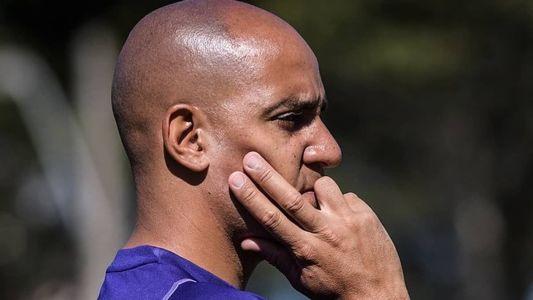 Pepa observa elenco do Cruzeiro durante treino na Toca da Raposa II, em Belo Horizonte