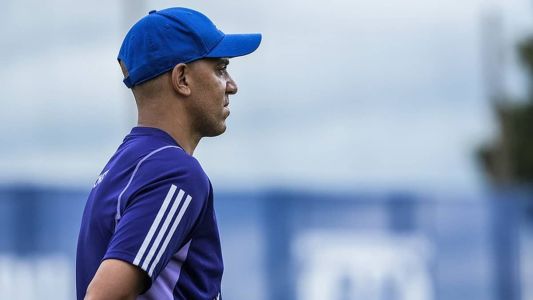Pepa observa o elenco durante treino do Cruzeiro nesta quarta (19), na Toca da Raposa