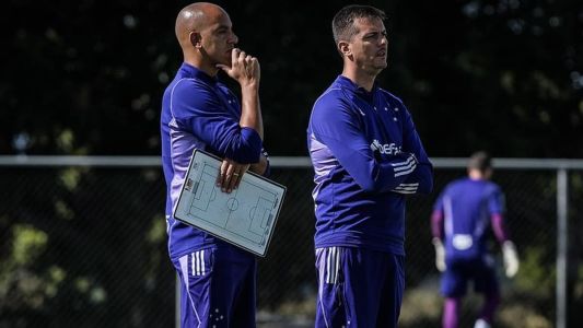 Pepa observa treino do Cruzeiro nesta sexta-feira (23), na Toca da Raposa II