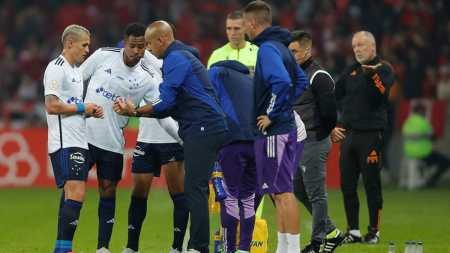 Pepa orienta jogadores do Cruzeiro em duelo com o Inter, no Beira-Rio