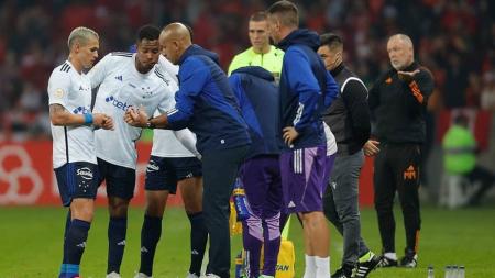 Pepa orienta jogadores do Cruzeiro em duelo com o Inter, no Beira-Rio