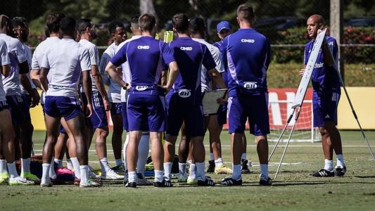 Pepa orienta jogadores do Cruzeiro em treino desta quinta (10), na Toca da Raposa II