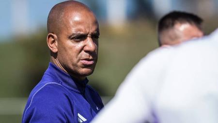 Pepa pode relacionar Arthur Gomes para o duelo com o Athletico-PR, em Curitiba