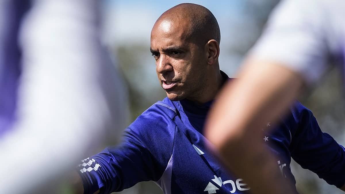 Pepa muda esquema e escala dois reforços contra o Athletico-PR; confira escalação