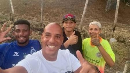 Pepa, técnico do Cruzeiro, publicou uma foto com os jovens que estavam jogando futebol