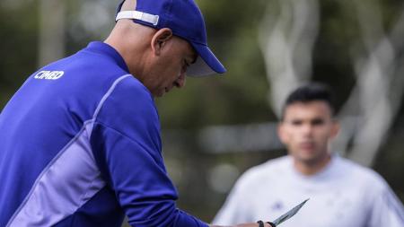 Pepa, técnico português do Cruzeiro, e Bruno Rodrigues, atacante, ao fundo