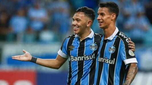 Pepê (à esq) vestiu a camisa do Grêmio entre 2018 e 2021
