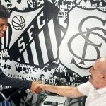 Jovem da base assina primeiro contrato profissional com o Santos
