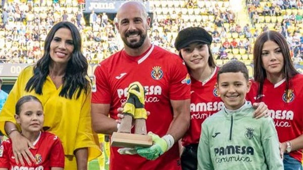 Pepe Reina chega ao milésimo jogo na carreira e é homenageado pelo Villarreal