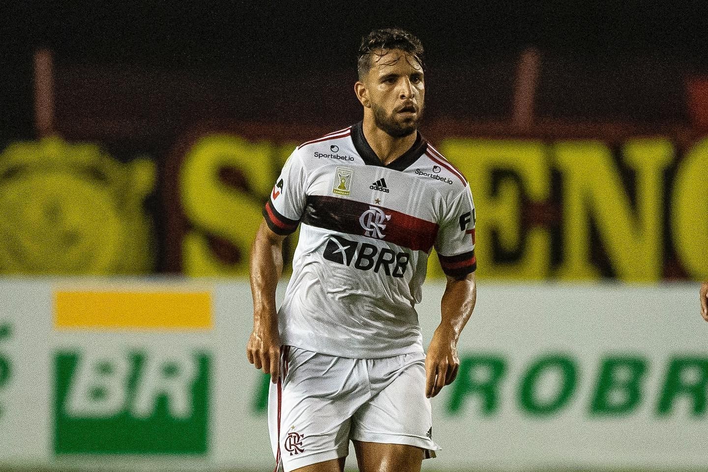 Vitória e Grêmio avançam por transferência de volante ex-Flamengo