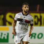 Vitória e Grêmio avançam por transferência de volante ex-Flamengo